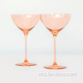 Gelas gelas koktel merah jambu berwarna merah jambu berwarna